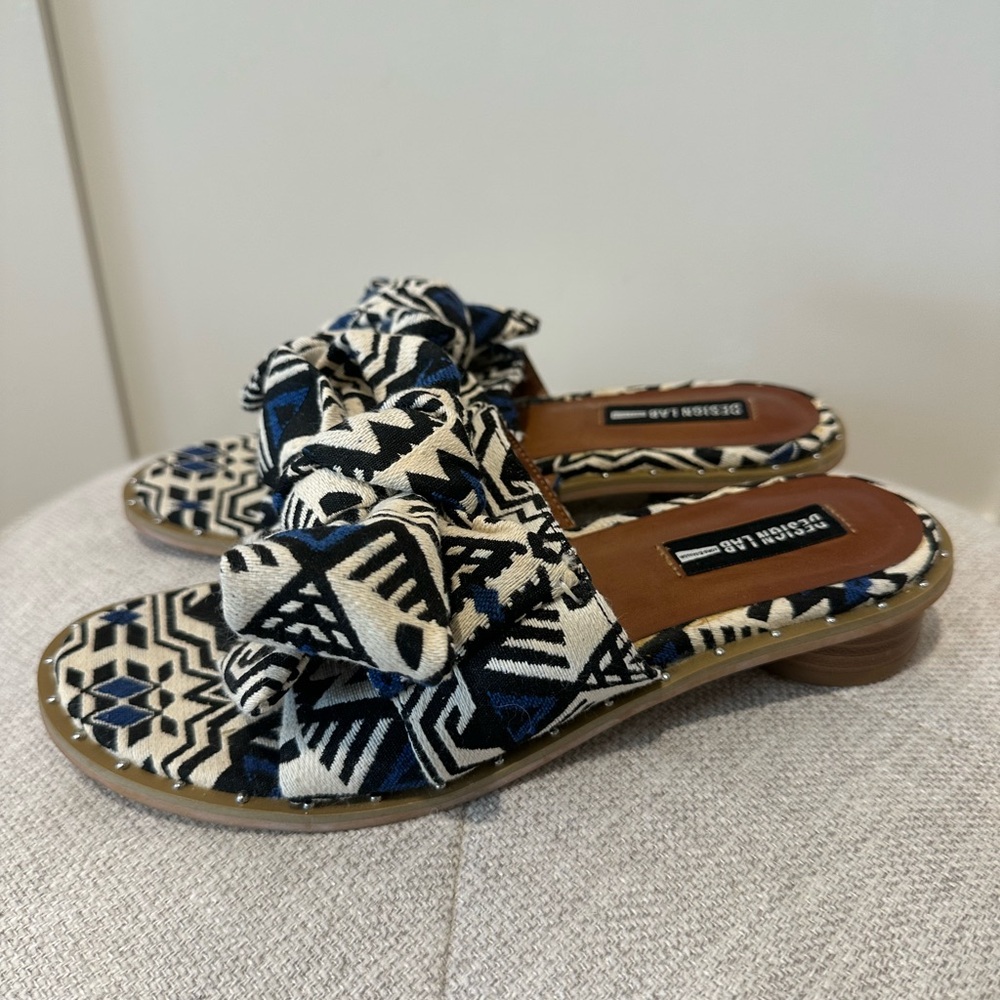 Lord & Taylor Design Lab size 8 printed fabric slides with bow
